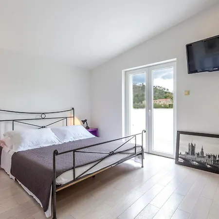 Serene Rural With Pool, Sun Deck, And Children's Play Area * Tugare