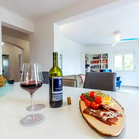 Vila Serene Rural With Pool, Sun Deck, And Children's Play Area *