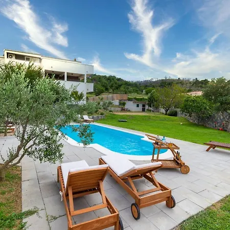 Serene Rural With Pool, Sun Deck, And Children's Play Area * Tugare