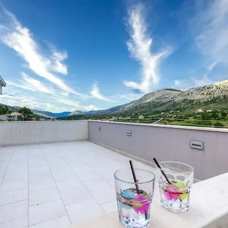 Villa Serene Rural With Pool, Sun Deck, And Children's Play Area Tugare