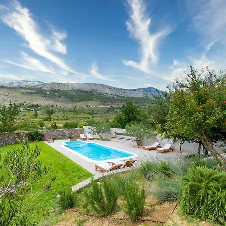 Serene Rural With Pool, Sun Deck, And Children's Play Area Vila *