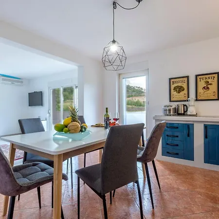 Serene Rural With Pool, Sun Deck, And Children's Play Area Vila Tugare