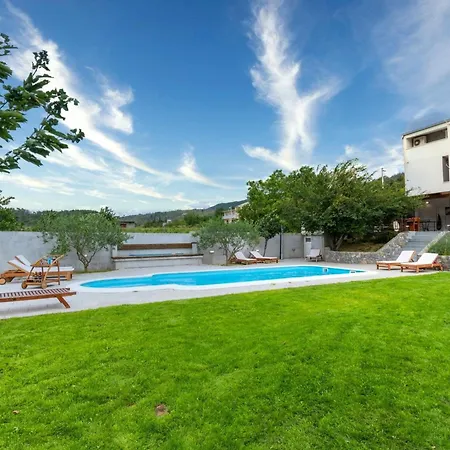 Villa Serene Rural With Pool, Sun Deck, And Children's Play Area *