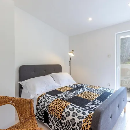 Vila Serene Rural With Pool, Sun Deck, And Children's Play Area
