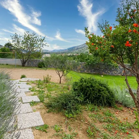 Villa Serene Rural With Pool, Sun Deck, And Children's Play Area *